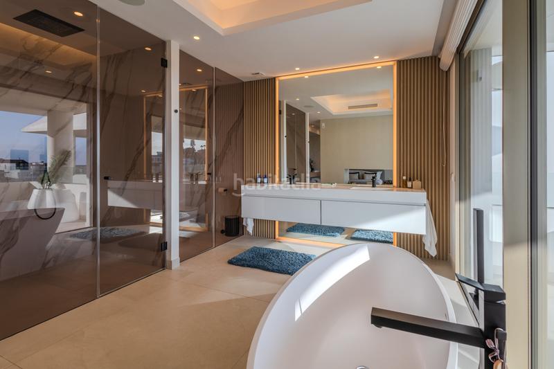 Foto debaba0a-1ba6-4b86-8f54-59a2e52e0c35. Casa bifamiliare con parcheggio piscina in Nueva Andalucía centro Marbella