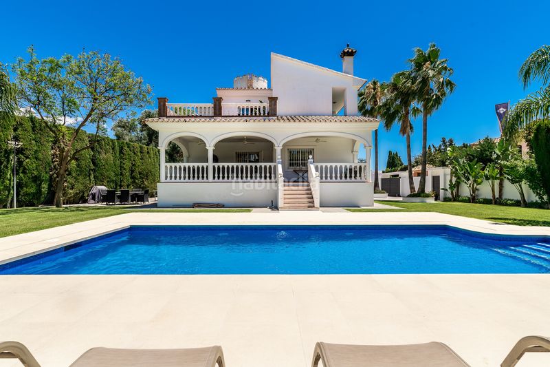 Foto 2091149f-558a-4584-be9f-d6e84fe98a1c. Casa amb piscina a Nueva Andalucía centro Marbella