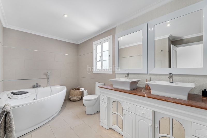 Foto b89a4f55-befc-4007-9acf-fdf339c27f6b. Casa amb piscina a Nueva Andalucía centro Marbella