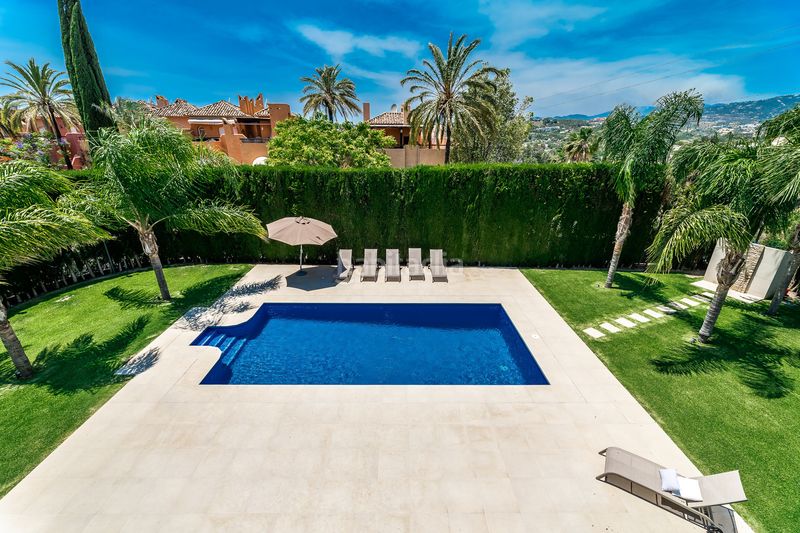Foto eedf6bfe-1f42-4992-a1b3-42e2561f52bd. Casa amb piscina a Nueva Andalucía centro Marbella