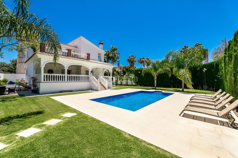 Foto fd87b766-abb9-45eb-9bad-99709daca90c. Casa amb piscina a Nueva Andalucía centro Marbella