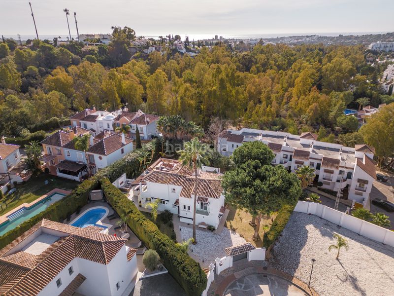 Foto 17310e2c-e425-44d0-aee1-4d6c85db0d59. Casa amb piscina a Nueva Andalucía centro Marbella