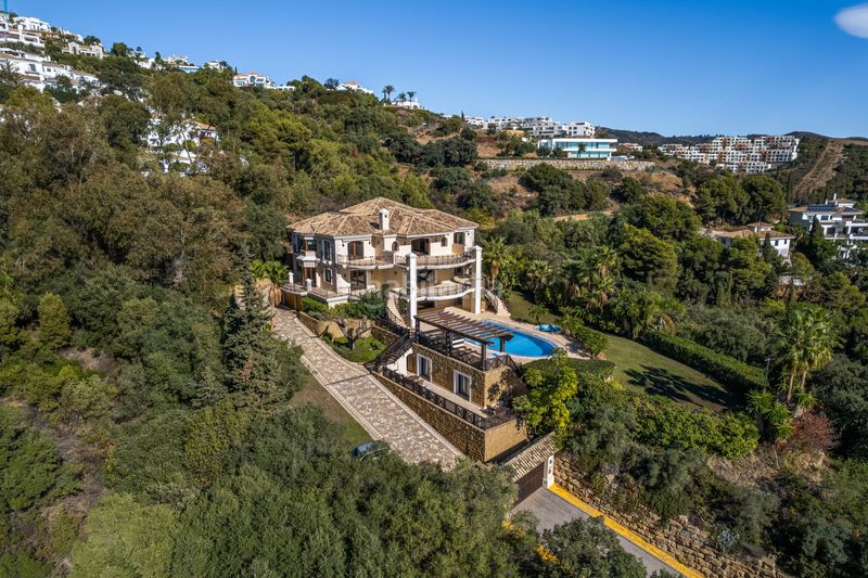 Foto 988f7d9e-1b4b-4ef2-a23b-151459f38372. Maison avec piscine dans Elviria Marbella