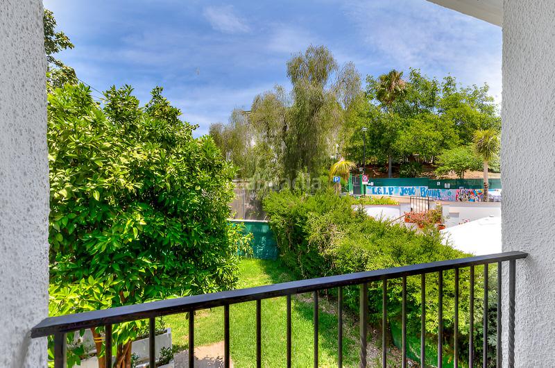 Foto 23c153bf-d2fa-4540-b393-4c1df1aa1300. Casa aparellada amb aparcament a Nueva Andalucía centro Marbella