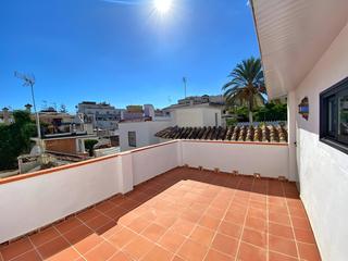 Maison jumelée à Playa Bajadilla - Puertos. Casa adosada en venta en marbella