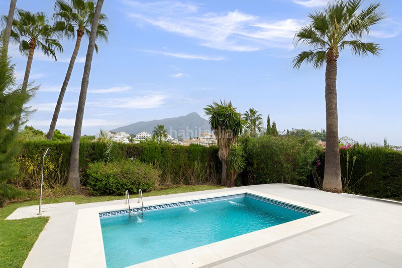 Foto 0fdd09b6-9c8b-4bf3-9944-3b2247b6b55b. Casa amb aparcament piscina a Nueva Andalucía centro Marbella