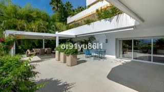 Apartament a Puente Romano. Apartamento de planta media en venta en la milla de oro
