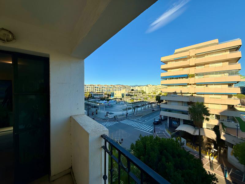 Foto 8b958d3f-7698-4d98-8e26-9d379be71cdd. Apartamento  en planta media en venta en Puerto Banús en Marbella