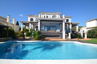 Casa a La Duquesa. Villa independiente en venta en la duquesa