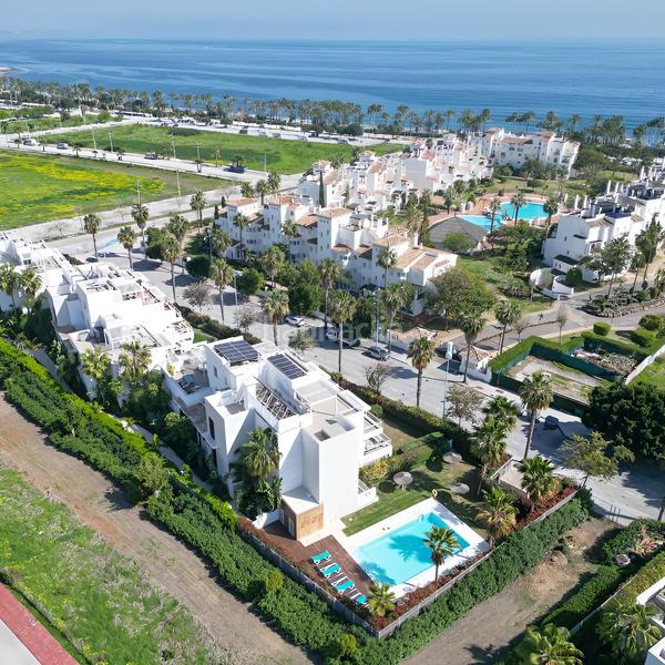 Foto a0204fe1-7c9c-4158-9d22-ca46ce9dab6e. Ático  en venta en Playa Bajadilla - Puertos Marbella