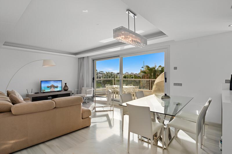 Foto ceb3fe10-25b8-4445-a2d6-1b88027b48c9. Ático  en venta en Playa Bajadilla - Puertos Marbella