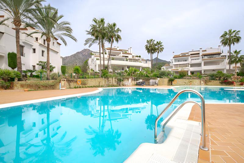 Foto 10c946e3-f6d0-4944-a896-f5015894a9fc. Ground floor with parking pool in Puente Romano Marbella