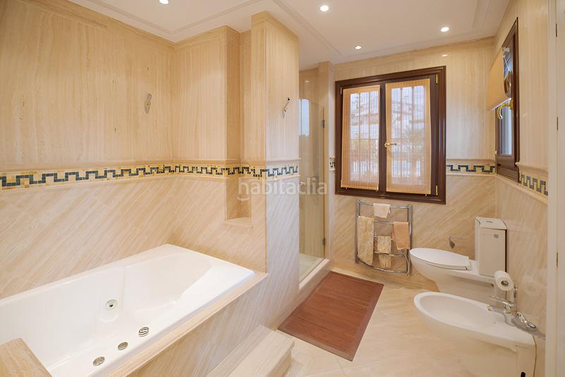 Foto 22ad73b6-a59d-4069-8675-3ec4ec176555. Ground floor with parking pool in Puente Romano Marbella