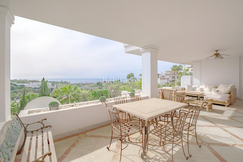 Foto afb1333f-b430-49e0-bc95-bd6591cdaa60. Ground floor with parking pool in Puente Romano Marbella