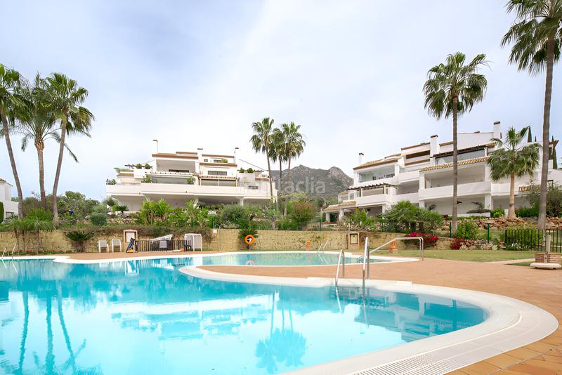 Foto dc3e8687-a6e1-4670-bf6c-750bdc44f217. Ground floor with parking pool in Puente Romano Marbella