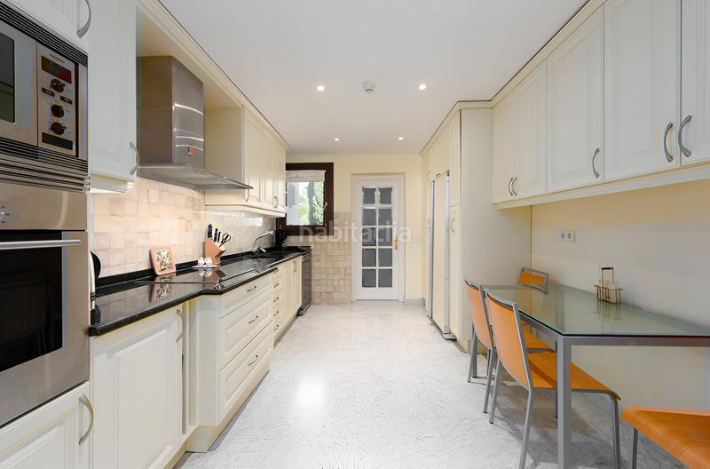 Foto 3e2ecf55-238d-49a9-a126-3e8fbf6f2b82. Apartament amb aparcament piscina a Puente Romano Marbella