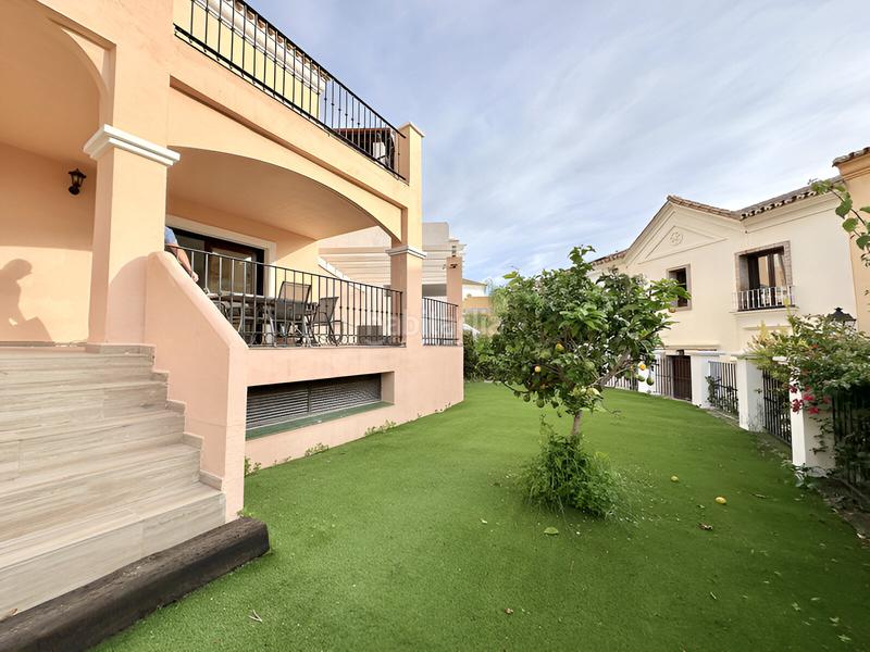 Foto 4ad278a0-03bf-46cb-b796-5174e09a0eca. Casa pareada chalet adosado en venta en el paraíso en Estepona