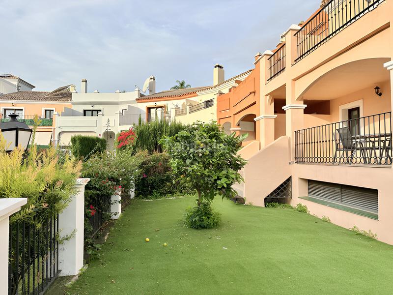 Foto 69a86952-fc67-420d-85dd-7adfcf34bc90. Casa pareada chalet adosado en venta en el paraíso en Estepona