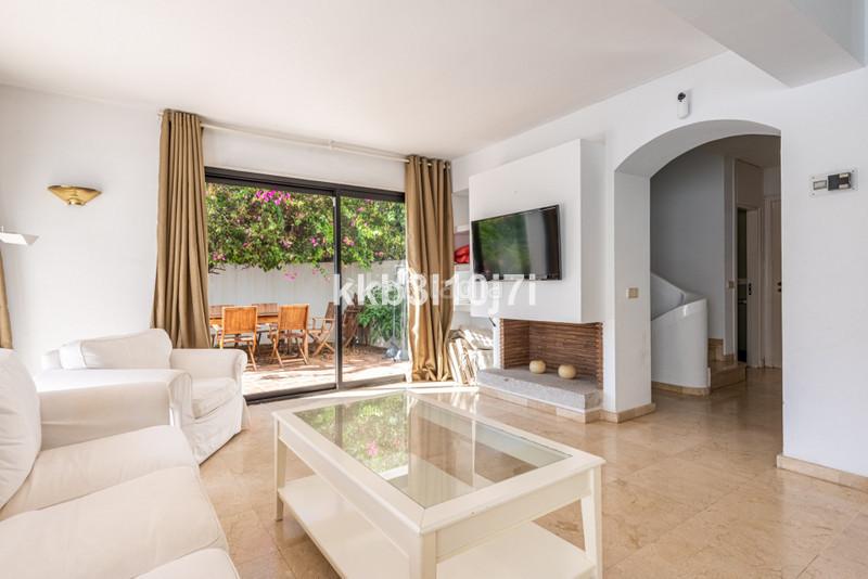 Foto 58024628-f2b7-440b-ab19-c9027cf6930d. Reihenhaus mit parking pool in Puente Romano Marbella