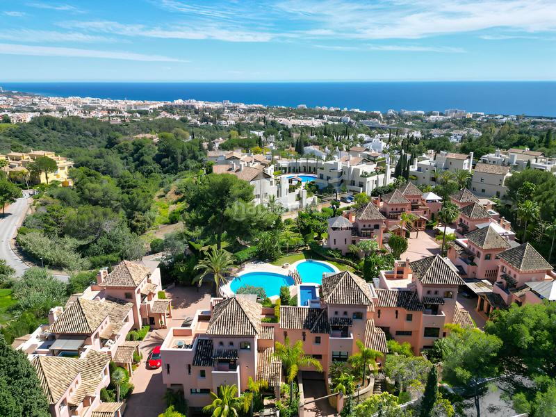 Foto 3305929f-cca0-4dd6-9b6b-fb7064d1e27c. Reihenhaus mit parking pool in Puente Romano Marbella