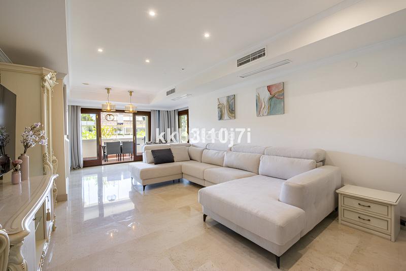 Foto 38171c1d-fd5d-49e9-87e9-3da9b838ffe4. Apartamento  en planta intermedia en venta en la milla de oro en Marbella