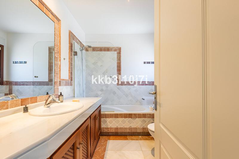 Foto 716caad4-3dee-437c-b27c-530c99b440f7. Apartamento  en planta intermedia en venta en la milla de oro en Marbella