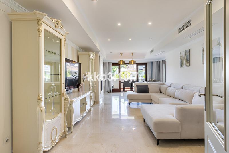 Foto fe3cbc74-6c5d-44d3-b0a9-2037a051d2bb. Apartamento  en planta intermedia en venta en la milla de oro en Marbella