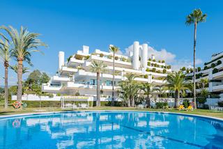 Apartament a Puente Romano. Apartamento en planta intermedia en venta en la milla de oro