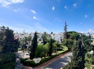 Apartament a Puente Romano. Apartamento en planta intermedia en venta en la milla de oro