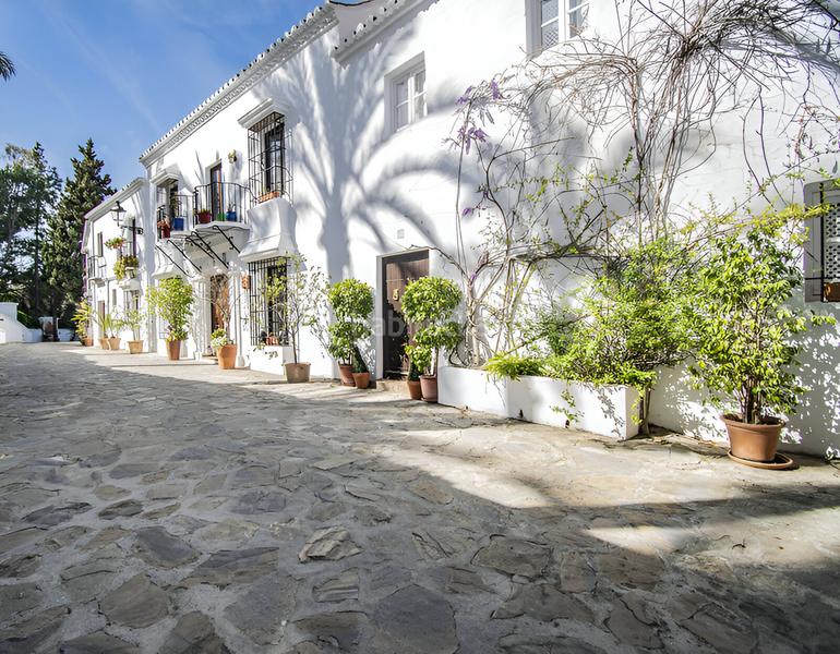 Foto 2693d225-dcd2-451a-8fae-702a98443bee. Semi detached house with pool in Puente Romano Marbella