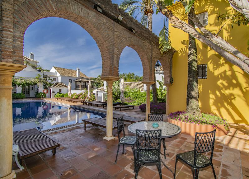 Foto a00d3fdb-7d81-436d-806f-12e0f1f00993. Semi detached house with pool in Puente Romano Marbella