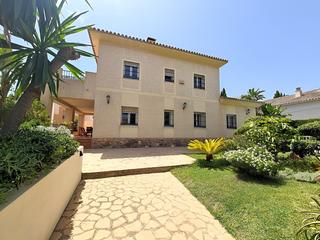 Casa en Manantiales-Estación de Autobuses. Villa independiente en venta en torremolinos centro