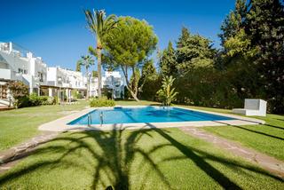 Reihenhaus in Nueva Andalucía centro. Casa adosada en venta en nueva andalucía