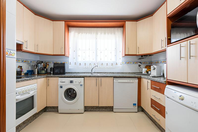 Foto 0a3e1036-6620-474a-b5f0-d4e8d80d47d9. Casa adossada amb aparcament piscina a Manilva pueblo Manilva