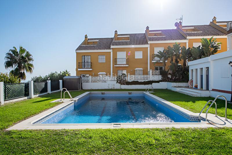 Foto 7720b62a-fda9-48c2-a2d5-d169fe436f49. Casa adossada amb aparcament piscina a Manilva pueblo Manilva