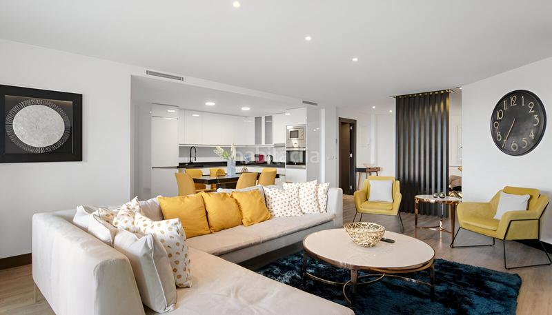 Foto 56f364a5-ca9e-4a88-bac1-96a226022b08. Apartamento  en planta media en venta en Puerto Banús en Marbella