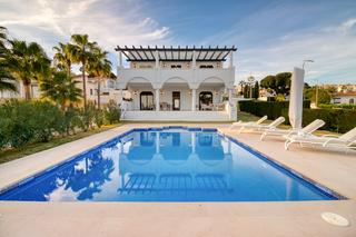 Casa a La Duquesa. Villa independiente en venta en la duquesa