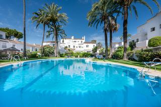 Casa adossada a Playa Bajadilla - Puertos. Casa adosada en venta en marbella