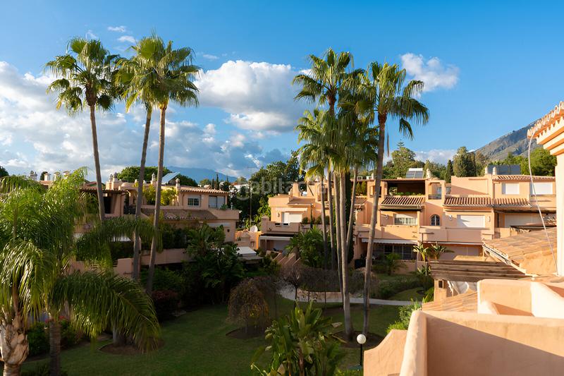 Foto 019ad421-7a69-42f6-a10a-dc3727d74210. Reihenhaus mit parking pool in Puente Romano Marbella