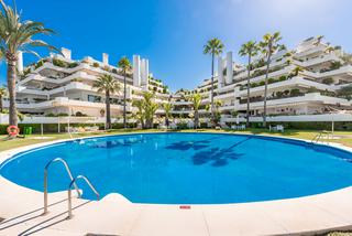 Apartament a Puente Romano. Apartamento en planta media en venta en la milla de oro