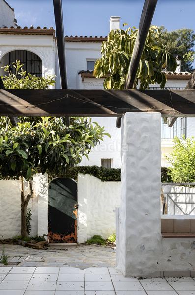 Foto bd4f410b-a4de-46a1-ad99-c9ac2ba09ae0. Casa pareada casa adosada en venta en el paraíso en Estepona