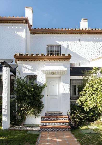 Foto da2b46c4-1eb9-4965-976a-9c261ef557f2. Casa pareada casa adosada en venta en el paraíso en Estepona