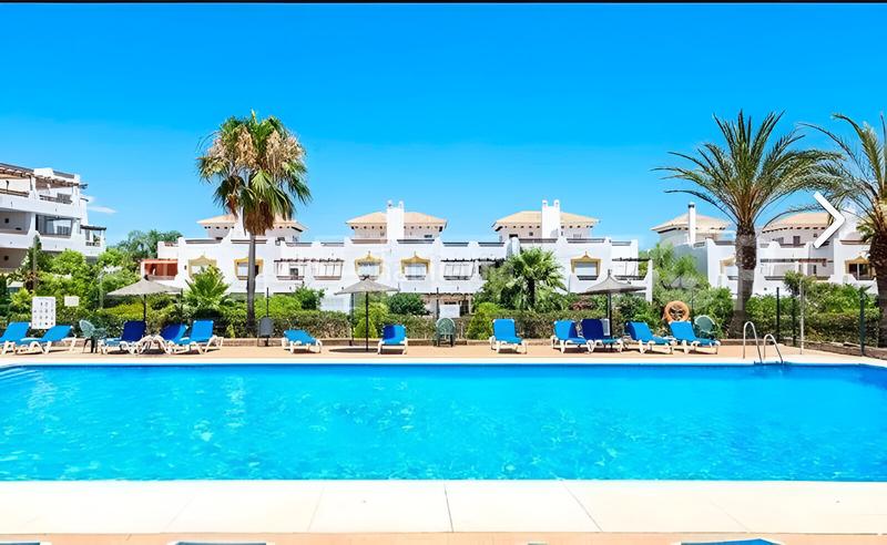 Foto db0dde43-6af3-4aa7-8ed4-3d3789b09520. Ático  en venta en selwo en La Concha - Resina Golf Estepona