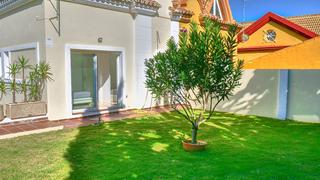 Casa aparellada a Centro. Casa adosada en venta en benalmádena