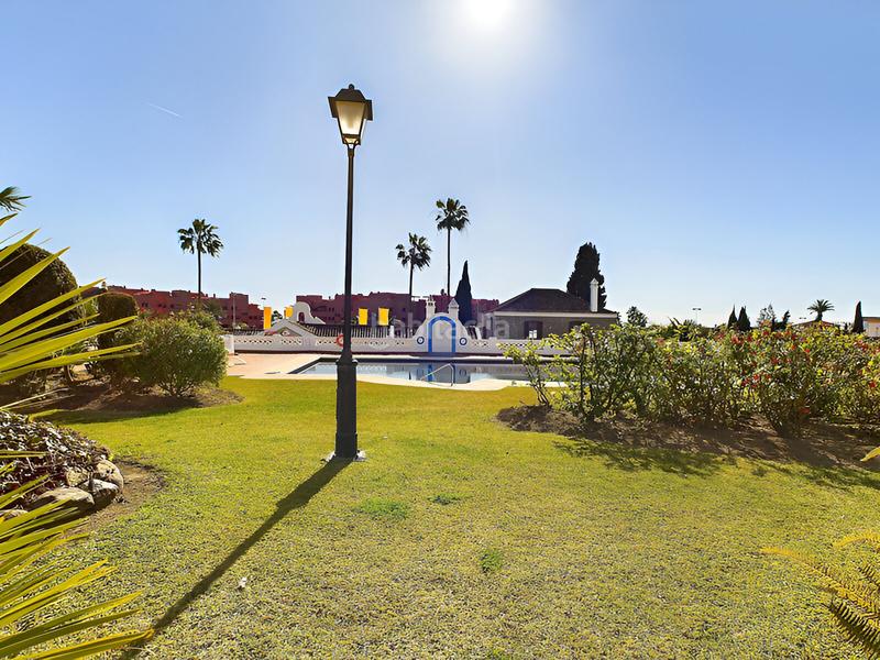 Foto 0d9fea9a-5458-42ed-acde-45f9deb13b87. Casa adossada amb aparcament piscina a Centro Estepona