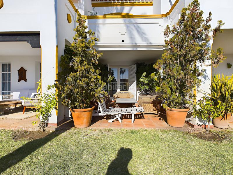 Foto 115003ef-1be1-4e7a-8389-a3098a9a4cb9. Casa adossada amb aparcament piscina a Centro Estepona