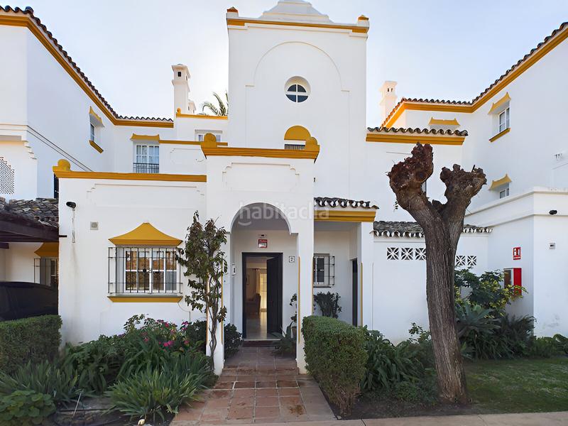 Foto 5d5ee33f-e76d-43a4-a44c-1e03668af3cd. Casa adossada amb aparcament piscina a Centro Estepona