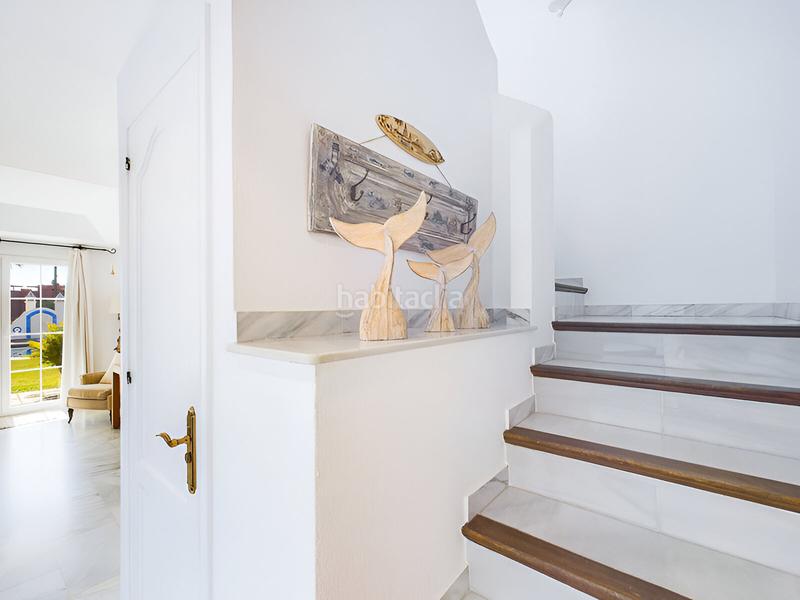 Foto a59d760f-1f80-4ba1-a20d-3736e3473fc0. Casa adossada amb aparcament piscina a Centro Estepona
