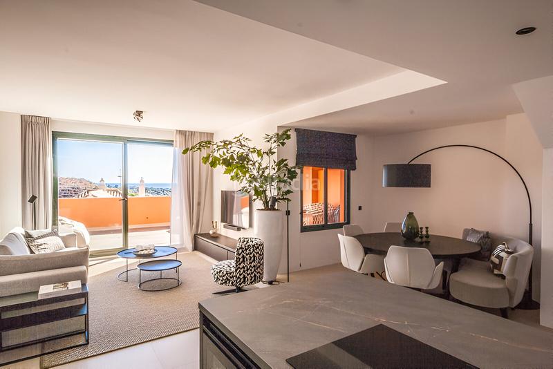 Foto 2e506e38-3859-423e-bb40-c77e24744c98. Àtic amb aparcament piscina a Elviria Marbella