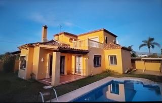 Maison à San Pedro de Alcántara Pueblo. Villa independiente en venta en san pedro de alcántara